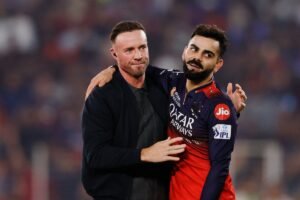 VIRAT COHLIAND AVD hugging each other